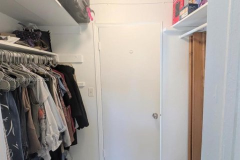 House in Hollywood, Florida 175.21 sq.m. № 2067448 - photo 12