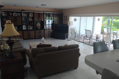 Casa en venta en North Miami Beach, Florida, 4 dormitorios, 224.73 m2 № 2061391 - foto 26