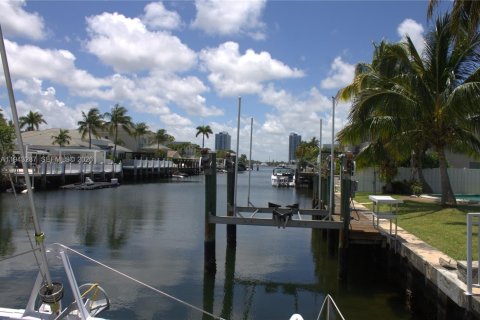 Casa en venta en North Miami Beach, Florida, 4 dormitorios, 224.73 m2 № 2061391 - foto 4