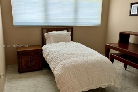 Casa en venta en North Miami Beach, Florida, 4 dormitorios, 224.73 m2 № 2061391 - foto 9