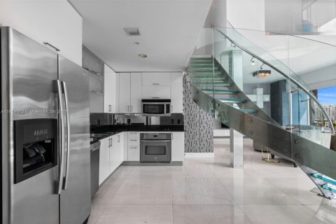 Condo in Miami, Florida, 2 bedrooms  № 1974773 - photo 7