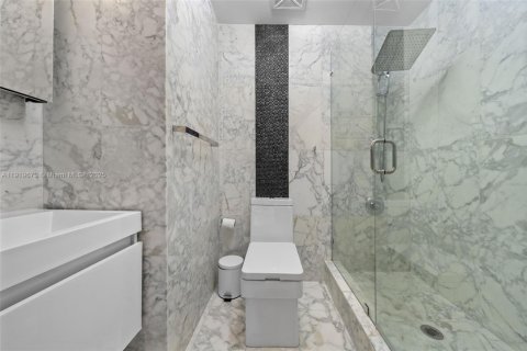 Condo in Miami, Florida, 2 bedrooms  № 1974773 - photo 11