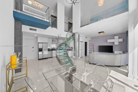 Condo in Miami, Florida, 2 bedrooms  № 1974773 - photo 1
