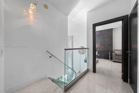 Condo in Miami, Florida, 2 bedrooms  № 1974773 - photo 12