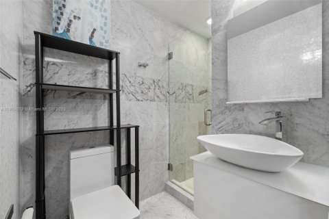 Condo in Miami, Florida, 2 bedrooms  № 1974773 - photo 15