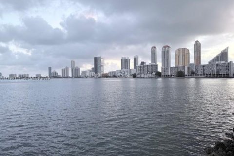 Condominio en Sunny Isles Beach, Florida, 2 dormitorios  № 2058936