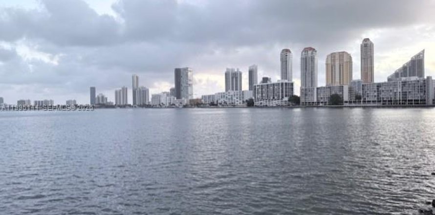 Condominio en Sunny Isles Beach, Florida, 2 dormitorios  № 2058936