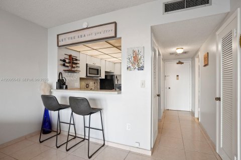 Condo in Hallandale Beach, Florida  № 2401272 - photo 9