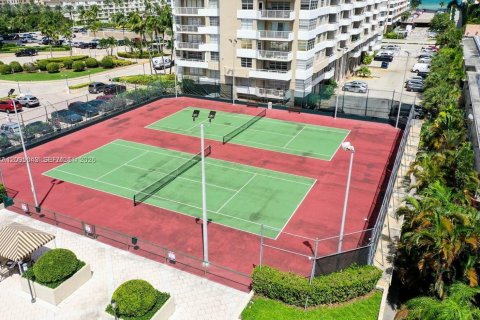 Condo in Hallandale Beach, Florida  № 2401272 - photo 25
