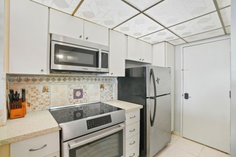 Condo in Hallandale Beach, Florida  № 2401272 - photo 7
