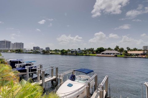 Condo in Hallandale Beach, Florida  № 2401272 - photo 15