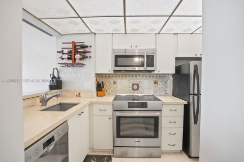 Condo in Hallandale Beach, Florida  № 2401272 - photo 6