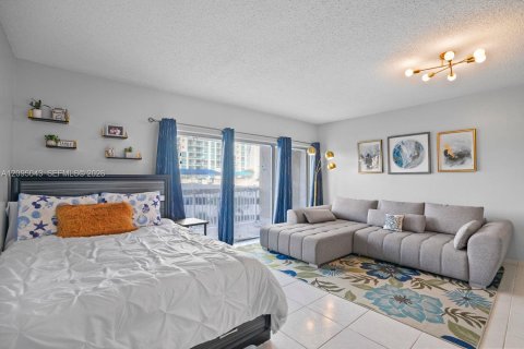 Studio in the Condo in Hallandale Beach, Florida № 2401272