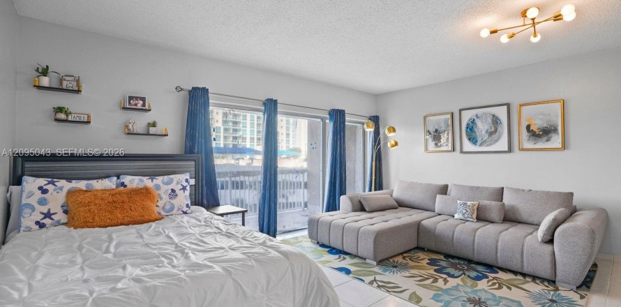 Studio in the Condo in Hallandale Beach, Florida  № 2401272