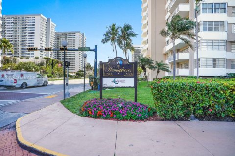 Condo in Hallandale Beach, Florida  № 2401272 - photo 30