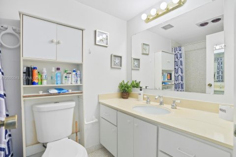 Condo in Hallandale Beach, Florida  № 2401272 - photo 4