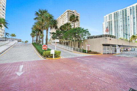 Condo in Hallandale Beach, Florida  № 2401272 - photo 29