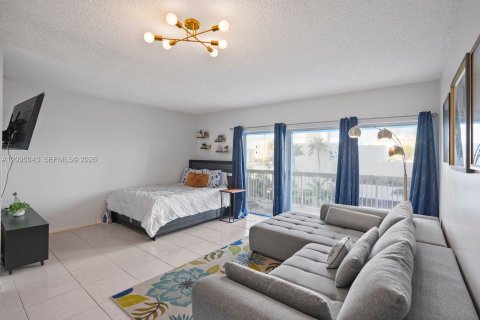 Condo in Hallandale Beach, Florida  № 2401272 - photo 11