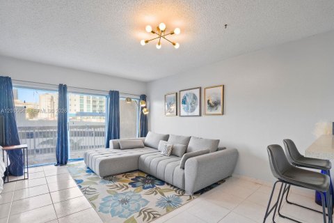 Condo in Hallandale Beach, Florida  № 2401272 - photo 10