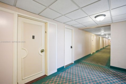 Condo in Hallandale Beach, Florida  № 2401272 - photo 2