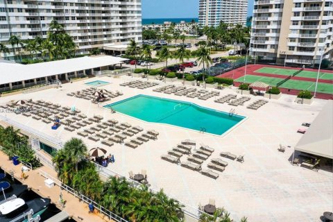 Condo in Hallandale Beach, Florida  № 2401272 - photo 27
