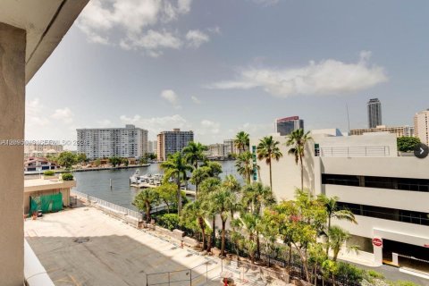 Condo in Hallandale Beach, Florida  № 2401272 - photo 14