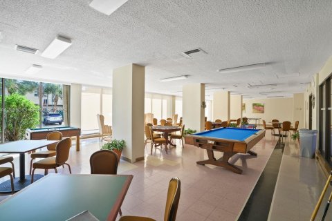 Condo in Hallandale Beach, Florida  № 2401272 - photo 21