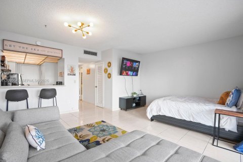 Condo in Hallandale Beach, Florida  № 2401272 - photo 12
