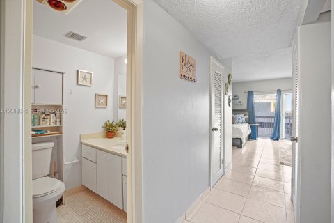 Condo in Hallandale Beach, Florida  № 2401272 - photo 3