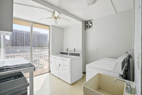 Condo in Hallandale Beach, Florida  № 2401272 - photo 16
