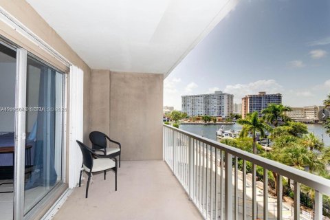 Condo in Hallandale Beach, Florida  № 2401272 - photo 13