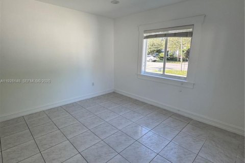 Снять в аренду виллу или дом в Майами, Флорида 4 спальни, 212.75м2, № 1988373 - фото 18