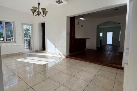 Снять в аренду виллу или дом в Майами, Флорида 4 спальни, 212.75м2, № 1988373 - фото 5