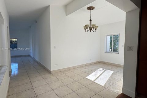 Снять в аренду виллу или дом в Майами, Флорида 4 спальни, 212.75м2, № 1988373 - фото 10