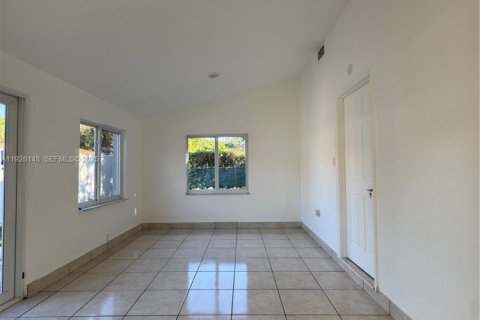 Снять в аренду виллу или дом в Майами, Флорида 4 спальни, 212.75м2, № 1988373 - фото 13