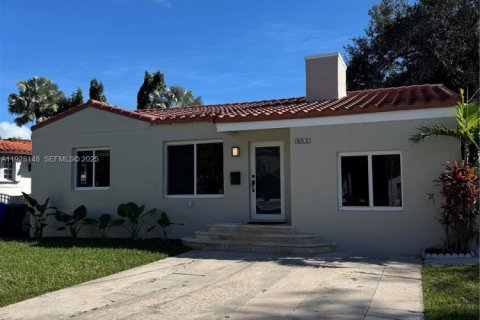 Дом в Майами, Флорида 4 спальни, 212.75м2 № 1988373