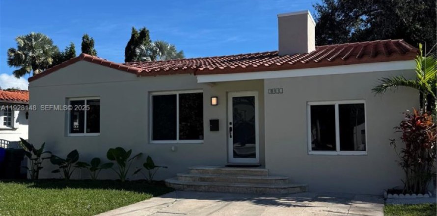 Дом в Майами, Флорида 4 спальни, 212.75м2 № 1988373