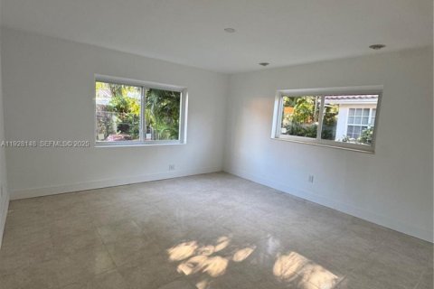 Снять в аренду виллу или дом в Майами, Флорида 4 спальни, 212.75м2, № 1988373 - фото 16