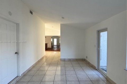 Снять в аренду виллу или дом в Майами, Флорида 4 спальни, 212.75м2, № 1988373 - фото 12