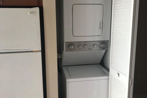 Condo in Hialeah, Florida, 2 bedrooms  № 1832515 - photo 5