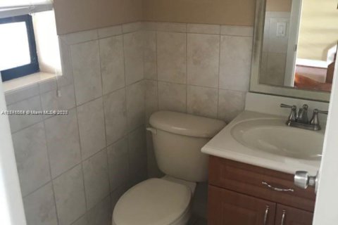 Condo in Hialeah, Florida, 2 bedrooms  № 1832515 - photo 7
