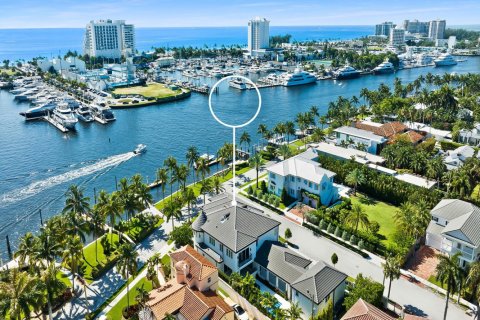 Villa ou maison à vendre à Fort Lauderdale, Floride: 7 chambres, 649.39 m2 № 582710 - photo 1
