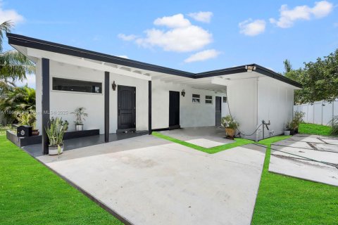 House in Fort Lauderdale, Florida 3 bedrooms, 135.27 sq.m. № 1893051 - photo 1