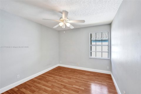 House in Cooper City, Florida 4 bedrooms, 207.82 sq.m. № 1700735 - photo 30