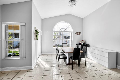 House in Cooper City, Florida 4 bedrooms, 207.82 sq.m. № 1700735 - photo 8