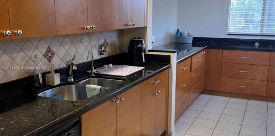 Condominio en Pembroke Pines, Florida, 2 dormitorios № 1972855