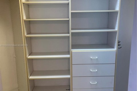 Condominio en venta en Pembroke Pines, Florida, 2 dormitorios, 142.42 m2 № 1972855 - foto 11