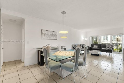 Condo in Sunny Isles Beach, Florida, 1 bedroom  № 2041704 - photo 17