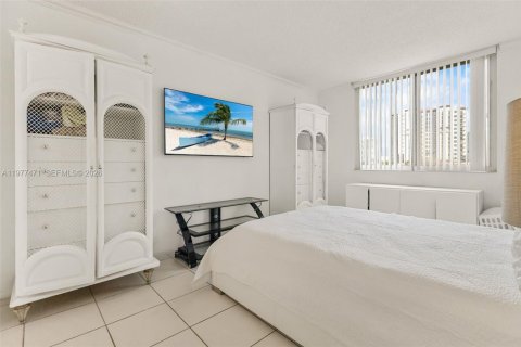 Condo in Sunny Isles Beach, Florida, 1 bedroom  № 2041704 - photo 11