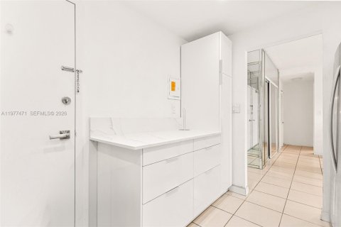 Condo in Sunny Isles Beach, Florida, 1 bedroom  № 2041704 - photo 15